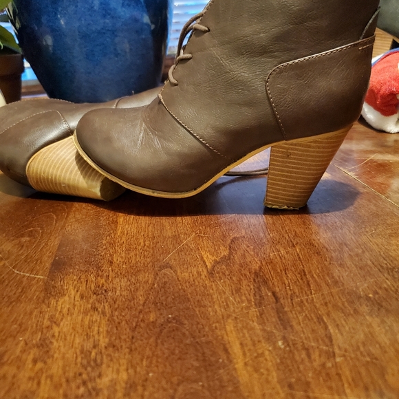 Shoes - Picture 2 of 5